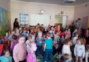 Dzieci tańczą przy muzyce.
