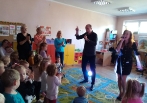 Dzieci tańczą przy muzyce.