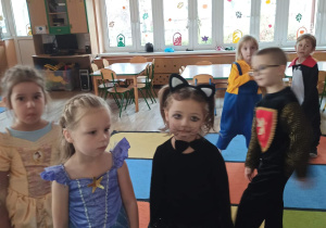 Dzieci w bajkowych strojach tańczą przy muzyce.