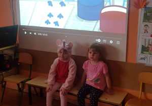 Dzieci w strojach związanych z bajką „Świnka Peppa”.