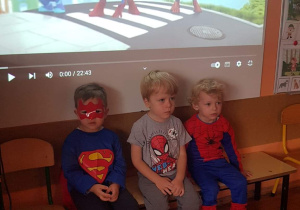Chłopcy w przebraniach superbohaterów.