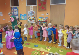 Bajkowy pociąg przy muzyce.