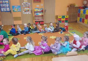 Dzieci klaszczą w rytm piosenki.