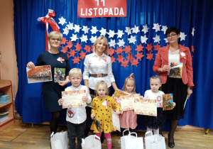 Przedszkolaki nagrodzone w konkursie wraz z Panią Dyrektor i organizatorkami.