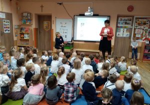 Pani Dyrektor wita wszystkie dzieci na uroczystej akademii.