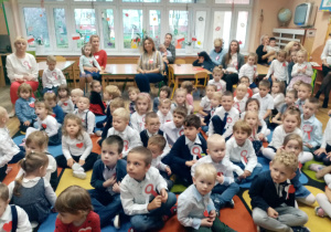 Przedszkolaki oglądają prezentację multimedialną.