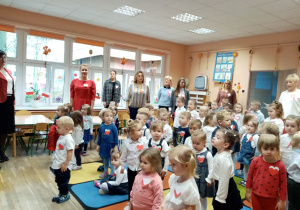 Przedszkolaki wraz z nauczycielkami śpiewają hymn.