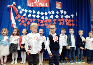 Dwaj chłopcy recytują wiersz „Katechizm polskiego dziecka”.