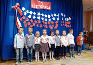 Dzieci z grupy „Chmurki” śpiewają piosenkę.