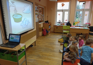 Dzieci oglądają film edukacyjny