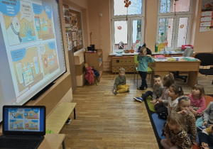 Dzieci oglądają film edukacyjny