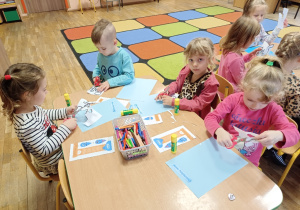 Dzieci wycinają, przyklejają i kolorują - wykonują swój plakat "Oszczędzaj wodę"