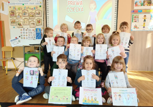 Pamiątkowe zdjęcie dzieci z grupy.