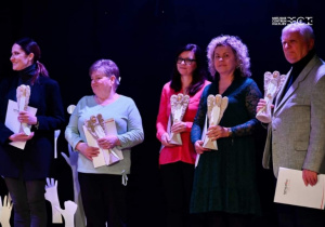 Pani Dorota wśród innych wolontariuszy