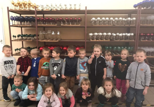 Grupa Promyczki na tle półek z kolorowymi bombkami