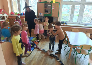 Dzieci ustawiają swoje buty od rogu sali chcąc dowiedzieć się kto pierwszy z nich wyjdzie za mąż lub ożeni się.