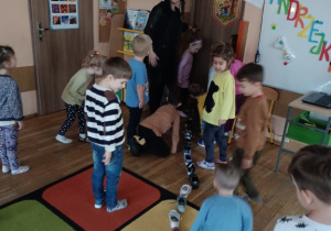Dzieci ustawiają swoje buty od rogu sali chcąc dowiedzieć się kto pierwszy z nich wyjdzie za mąż lub ożeni się.