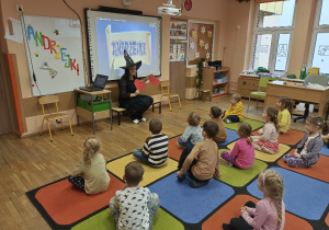 Pani pokazuje dzieciom serduszka z imionami.