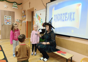 Dzieci losując karteczki dowiadują się jaki niedługo dostaną prezent.