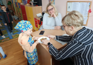 Dzieci częstują piernikami panie z przedszkola