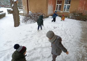 Zabawy dzieci na śniegu