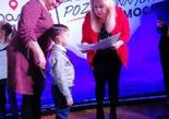 Olek z rąk pani Prezydent odbiera nagrodę