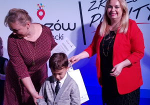 Olek z rąk pani Prezydent odbiera nagrodę