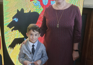 Nauczycielka z nagrodzonym dzieckiem