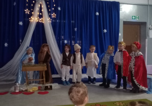 Maryja, Józef, pastuszkowie oraz królowie śpiewają kolędę.