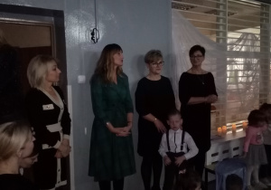 Pani Dyrektor Ewa Służewska składa życzenia świąteczne wszystkim dzieciom oraz pracownikom przedszkola.