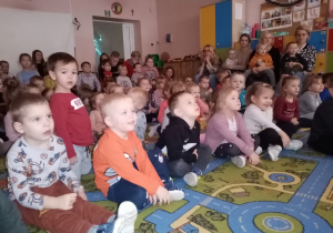 Przedszkolaki oglądają przedstawianie teatralne.