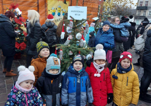Dzieci z Przedszkola nr 20 stoją przy udekorowanej przez siebie choince.