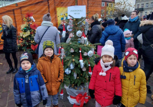 Dzieci prezentują udekorowaną przez siebie choinkę