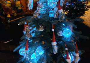 Choinka Przedszkola nr 20 nocą.