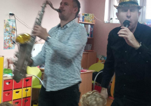 Pan Maciej śpiewa do utworu wykonywanego przez saksofonistę- Pana Krzysztofa.