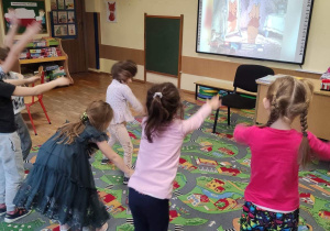 Przedszkolaki wykonują „Kubusiową” gimnastykę.