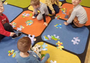 Chłopcy układają puzzle