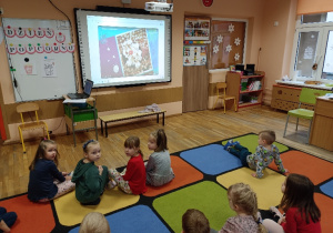 Dzieci oglądają film edukacyjny "Jak powstaje popcorn"