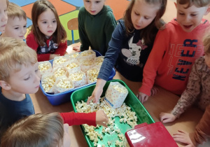 Dzieci próbują ciepłego popcornu.