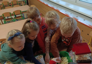 Dzieci próbują ciepłego popcornu.