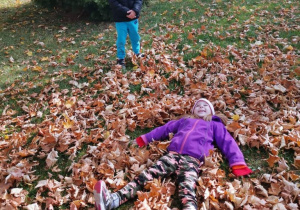 Jesienne zabawy wśród liści