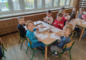 Dzieci jedzą pizzę