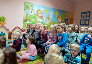 Przedszkolaki z zainteresowaniem oglądają przedstawienie.