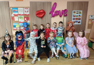 Pamiątkowe zdjęcie dzieci z grupy 5 w przebraniach karnawałowych