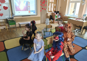 Dzieci w czasie zabawy z krzesełkami