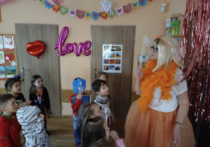 Pani dyrektor jako Mandarynkowa Wróżka wita dzieci z grupy 5