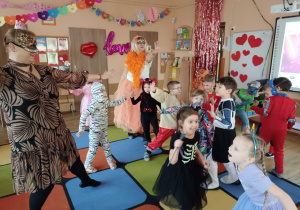 Tańce dzieci i pań w strojach karnawałowych