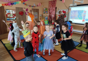 Tańce dzieci i pań w strojach karnawałowych