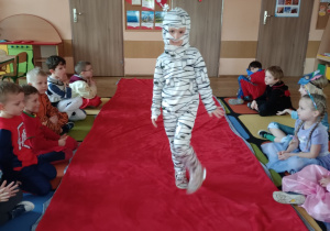 Prezentacja stroju przez dziecko na czerwonym dywanie