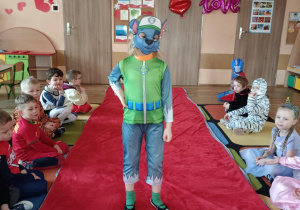 Prezentacja stroju przez dziecko na czerwonym dywanie